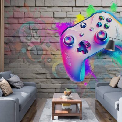 Aranżacja nowoczesnego salonu z dwiema szarymi sofami, drewnianym stolikiem kawowym i dużą fototapetą przedstawiającą holograficzny pad do gry z neonowymi kolorami na tle szarego muru z cegły.