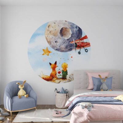 Okrągła naklejka tkaninowa na ścianę z motywem Małego Księcia i lisa siedzących tyłem na asteroidzie. Akwarelowa ilustracja w pastelowych kolorach przedstawia duży księżyc, gwiazdy i czerwony samolot dwupłatowiec w aranżacji pokoju dziecięcego.