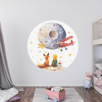 Aranżacja pokoju dla dziewczynki w kolorach pudrowego różu i szarości. Po lewej wiszący szary baldachim, po prawej jasne łóżko piętrowe. Na centralnej ścianie duża okrągła naklejka tkaninowa z Małym Księciem, lisem i czerwonym samolotem na tle księżyca.
