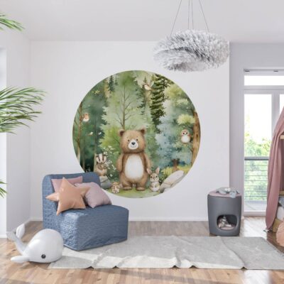 Okrągła naklejka ścienna do pokoju dziecięcego w stylu woodland, przedstawiająca uśmiechniętego niedźwiedzia, szopa pracza i sarenkę w zielonym lesie iglastym.