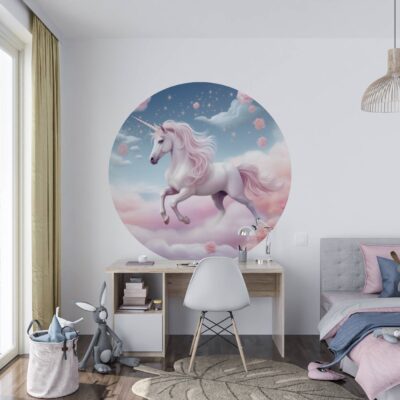 Nowoczesna aranżacja kącika do nauki w pokoju dziewczynki z dużą naklejką tkaninową z jednorożcem umieszczoną nad drewnianym biurkiem.