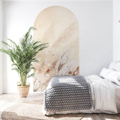 Jasna sypialnia boho z dużą paprocią i beżową naklejką ścienną łuk w abstrakcyjny wzór marmuru przy łóżku.