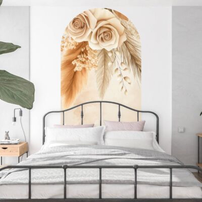 Sypialnia z metalowym łóżkiem i beżową naklejką ścienną łuk w róże oraz trawy pampasowe za zagłówkiem.