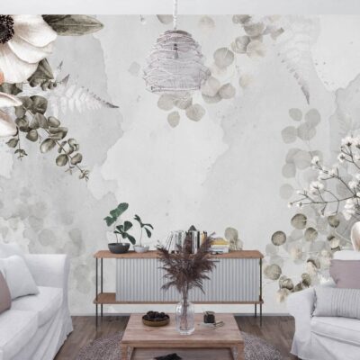 Tapeta ścienna w duże malowane kwiaty i liście w stylu vintage nad białą kanapą w salonie