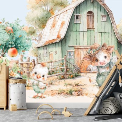 Jasny pokój dziecięcy z fototapetą o motywie wiejskim na głównej ścianie. Obok ściany stoi jasna, drewniana komoda z trzema szufladami, biały kosz na zabawki w kropki oraz szary namiot zabawkowy w kształcie trójkąta. Na podłodze leży szara wykładzina.