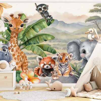 Przytulny pokój dziecięcy z jasną podłogą i białym namiotem tipi po prawej stronie. Na ścianie dominuje duża fototapeta z motywem zwierząt safari w stylu akwarelowym. Po lewej stronie stoi biała komoda z drewnianymi akcentami, na której leży domek dla lalek. Na środku pokoju znajduje się okrągły, szary dywan, a na nim pluszowy wieloryb.