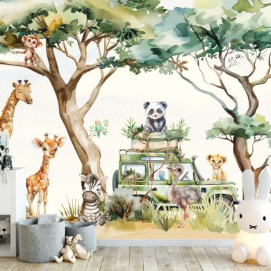 tapeta ścienna dla dzieci przedstawiająca scenę safari z zielonym samochodem terenowym, na którym siedzi panda. Wokół pojazdu i drzew widoczne są różne dzikie zwierzęta: słoń, żyrafa, zebra, struś, lwiątko, nosorożec, a także małpki wiszące na drzewach. Tło to akwarelowy las z zielonymi liśćmi i jasnym niebem. Na pierwszym planie widoczne są elementy wystroju pokoju dziecięcego, takie jak biała komoda z królikami-lampkami, pluszaki i kosze na zabawki.